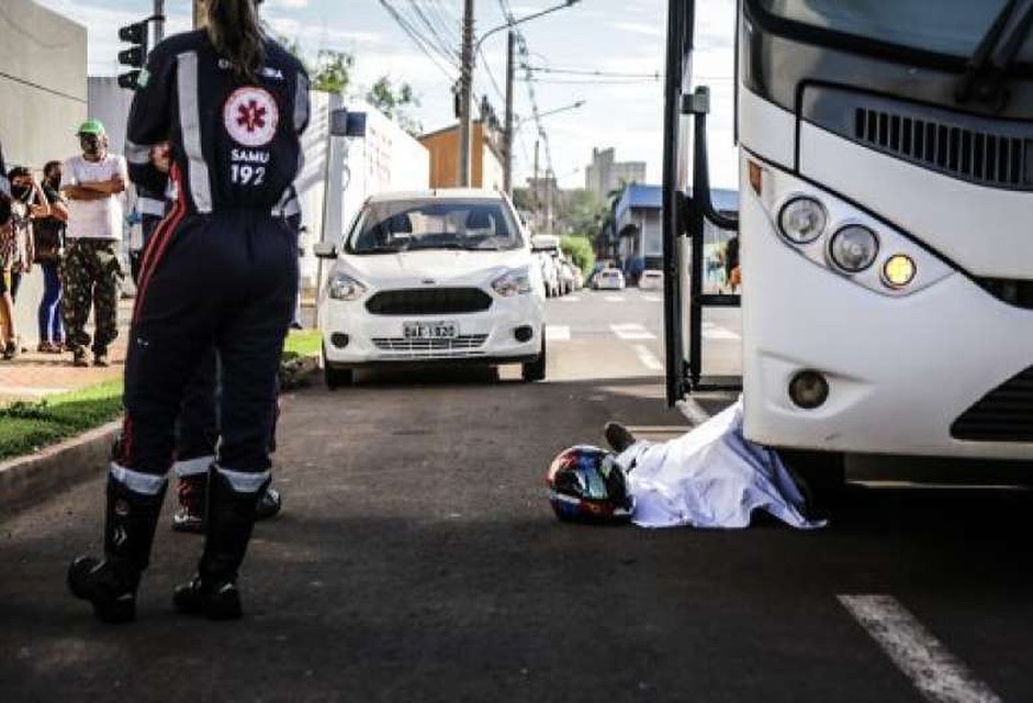 Homem morre após ser atropelado e arrastado por ônibus na Capital