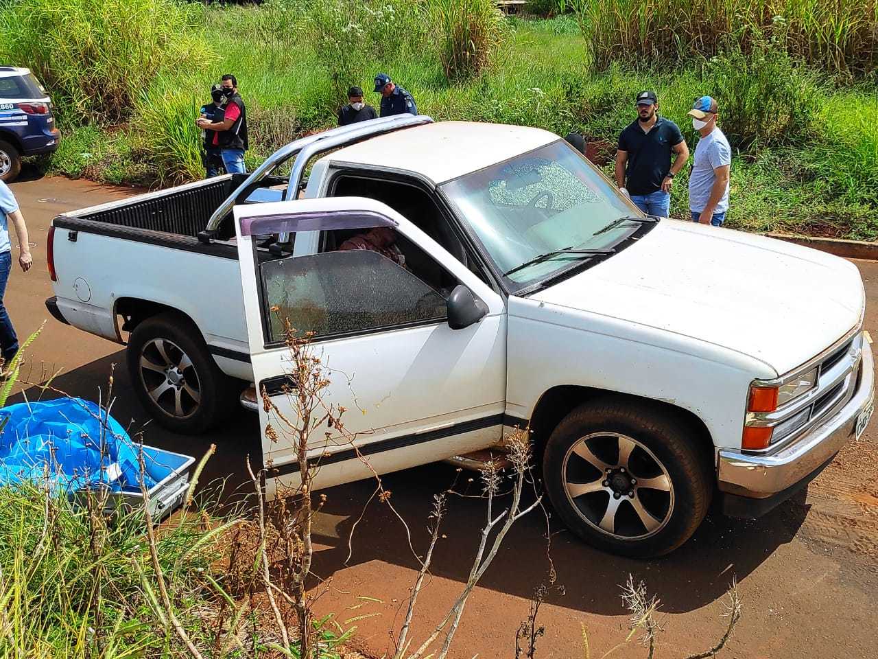 Homem é morto a tiros e corpo encontrado dentro de caminhonete