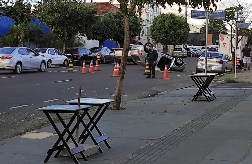 Motorista perde controle, bate em carro estacionado e capota