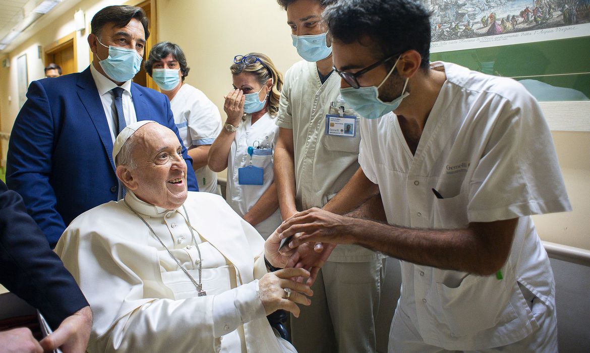 10 dias após cirurgia, Papa Francisco deixa hospital e retorna ao Vaticano