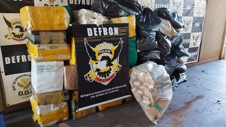 Policiais civis apreende 825kg de drogas em meio a estruturas metálicas em caminhão