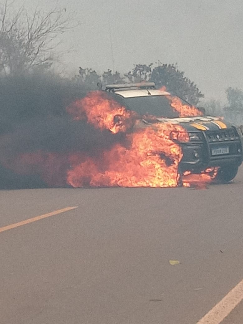 Viatura da PRF fica destruída após ser atingida por chamas de incêndio na BR-060