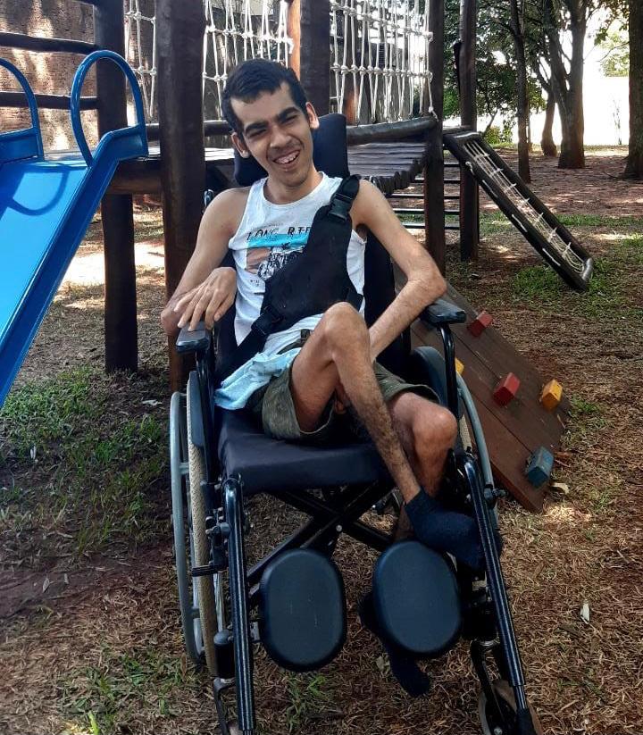 Mãe pede ajuda para adaptar quarto do filho com paralisia cerebral