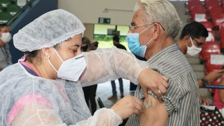 Idosos de 70 anos ou mais vacinados com a 2ª dose até 14 de maio já podem receber a dose de reforço