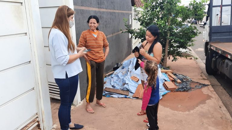 Plantão da prefeitura atende famílias com entregas de materiais de construção em casas danificadas no temporal