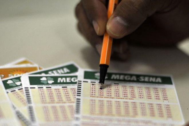 Mega-Sena acumula pode pagar R$ 90 milhões na próxima quarta