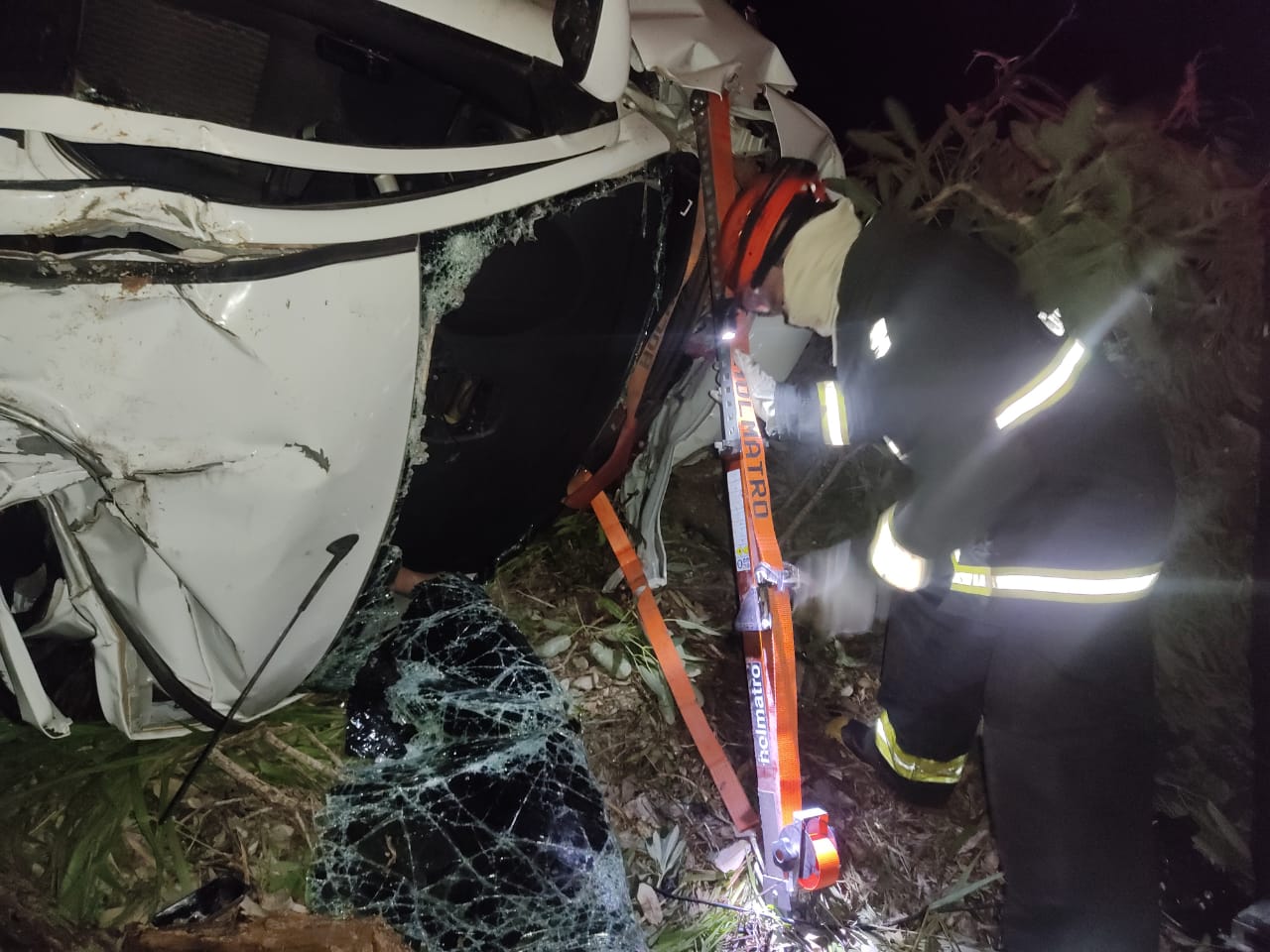 Carro sai da pista, capota, mata casal e deixa dois feridos na BR-262