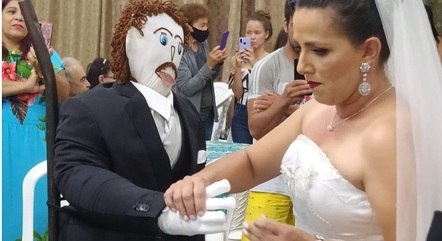 Mulher se ‘casa’ com boneco de pano e faz festa de casamento e até lua de mel