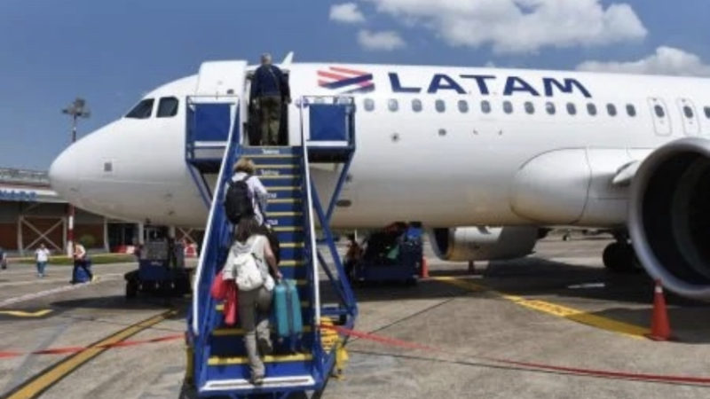 Menino de 9 anos entra escondido em avião e viaja sozinho de Manaus até São Paulo