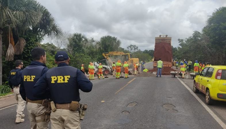 Chuva abre cratera e trecho da BR-163 é totalmente interditado