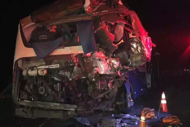 Carreta atinge ônibus parado em rodovia e mata 4 na MS-040