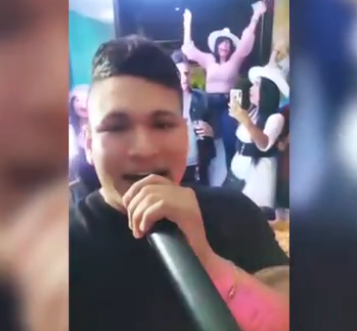 Mulher cai de janela do 2º andar enquanto dançava em festa privada com cantor na Colômbia