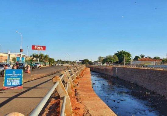 Ao sair do trabalho, mulher é perseguida e jogada em córrego no Centro de Campo Grande