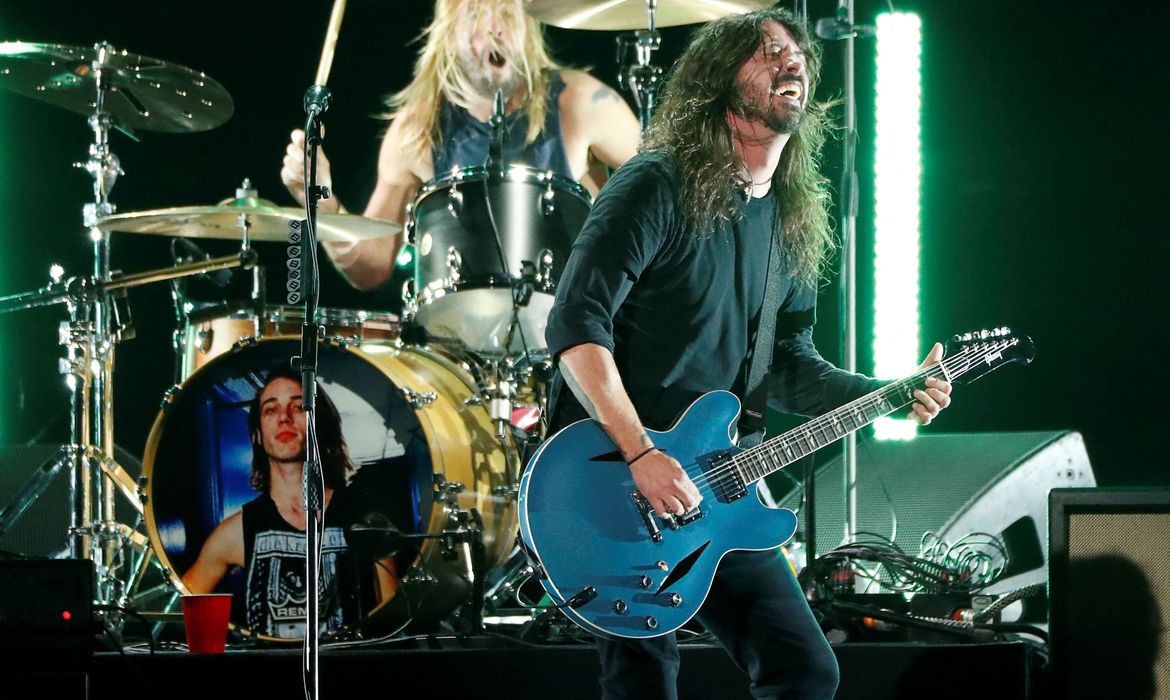 Taylor Hawkins, baterista do Foo Fighters, morre em turnê na Colômbia