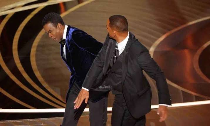 Will Smith dá tapa na cara de Chris Rock durante o Oscar 2022