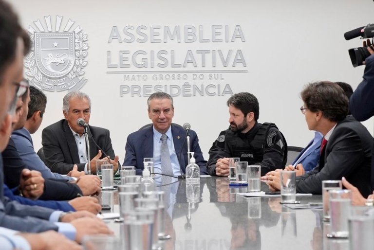 Após intensa articulação, Paulo Corrêa recebe de Reinaldo Azambuja projeto que regulamenta a Polícia Penal