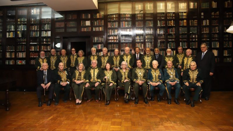 Fernanda Montenegro toma posse na cadeira 17 da Academia Brasileira de Letras