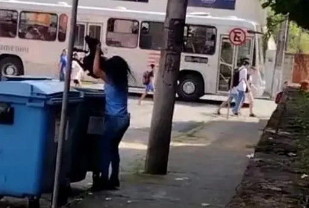 Mulher é flagrada jogando cachorro no lixo em SC; polícia investiga