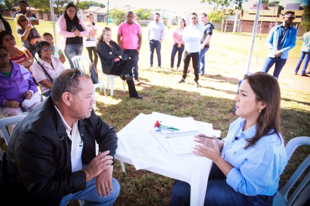 Prefeita monta gabinete no Itamaracá, ouve a população e inspeciona serviços