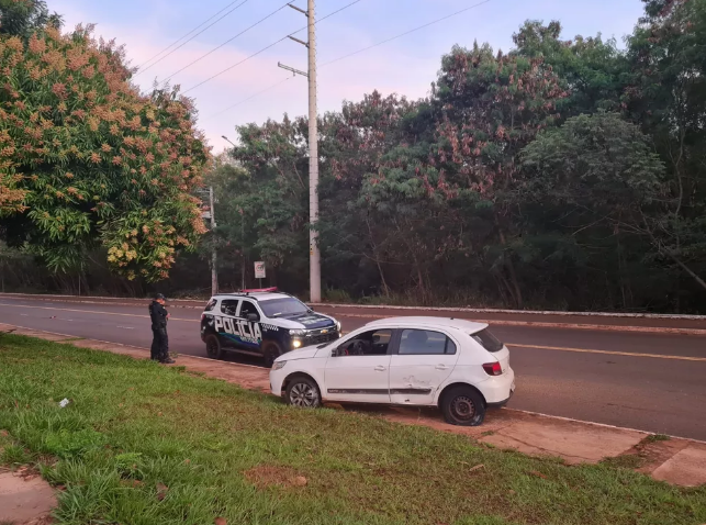 Idoso é encontrado morto dentro de carro parado em cima de calçada no Estrela do Sul