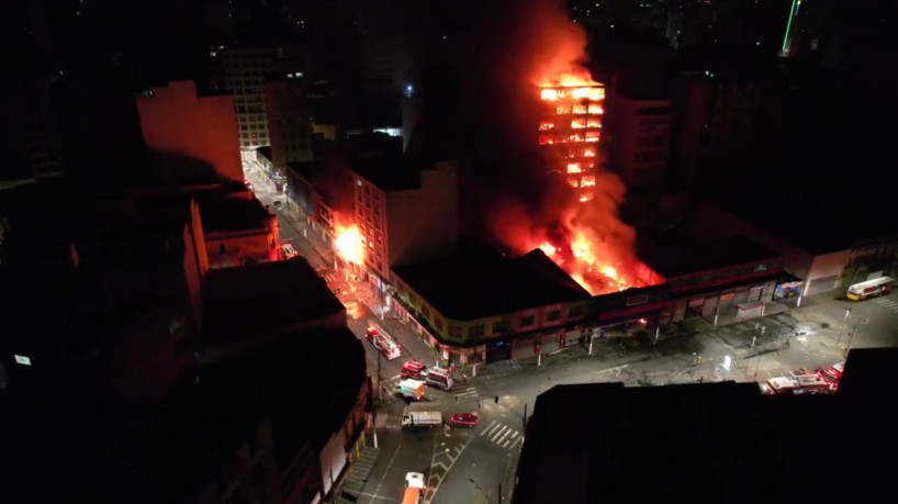 Incêndio atinge rua 25 de Março em São Paulo