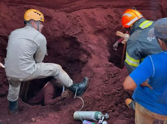 Trabalhadores ficam soterrados durante obra, depois de barranco desabar