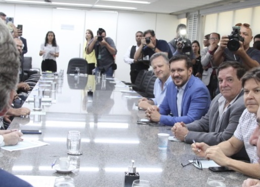 Lucas de Lima participa da reunião de entrega do projeto de lei que fomenta e expande o transporte ferroviário no MS