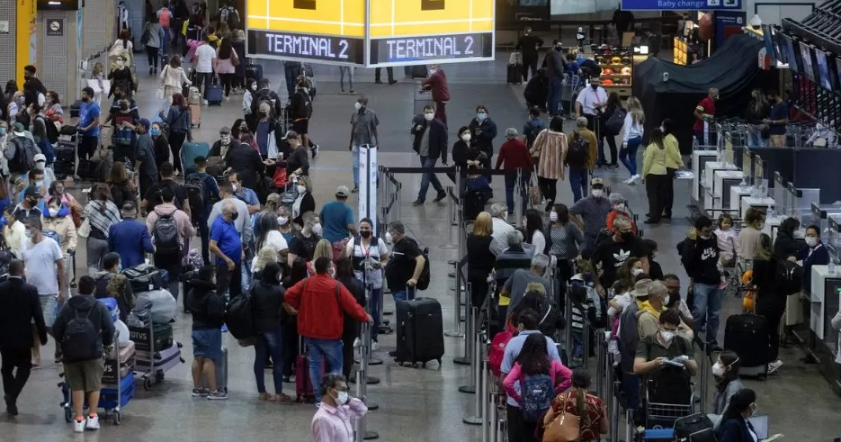 COVID: Anvisa aprova volta do uso de máscaras em aviões e aeroportos