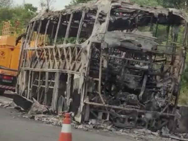 Ônibus com 17 passageiros pega fogo as margens da BR-163