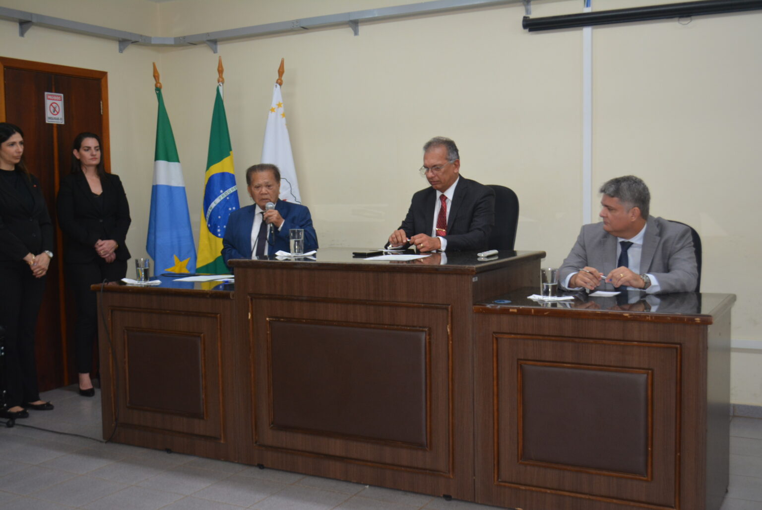 Prefeito de Bataguassu, Akira Otsubo, participa de solenidade de entrega de Medalha de Bons Serviços Judiciários