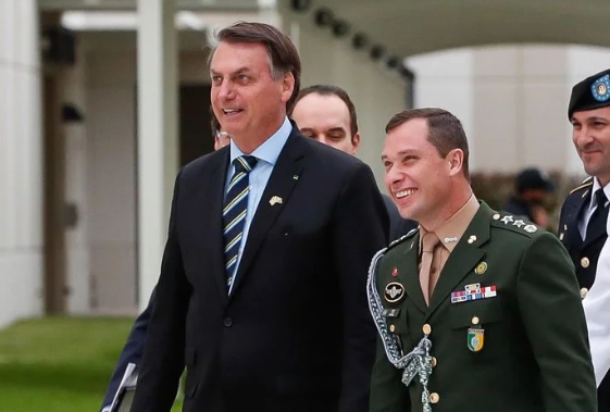 Polícia Federal cumpre mandados na casa de Bolsonaro e prende 6 pessoas