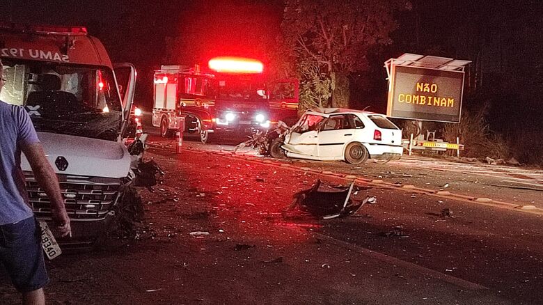 Motorista morre após invadir a pista contrária e bater em viatura do SAMU na BR-262