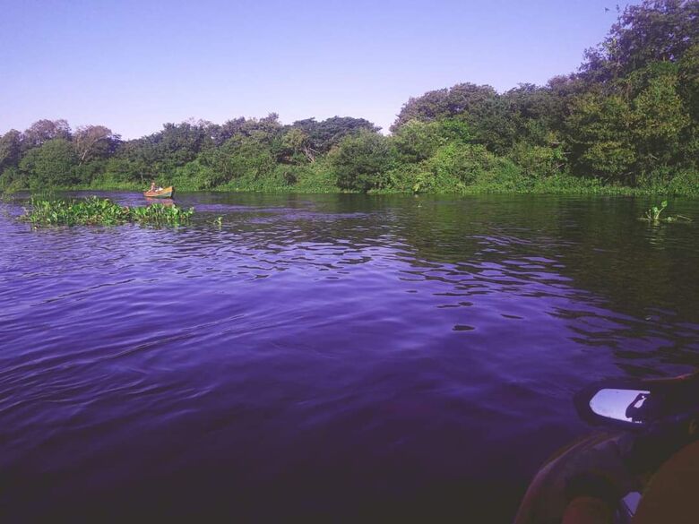 Homem cai de barco e desaparece no rio Paraguai em Corumbá