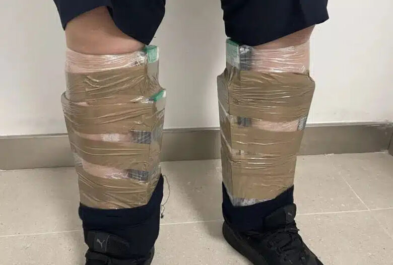 Homem é preso tentando contrabandear 68 iPhones colados em seu corpo