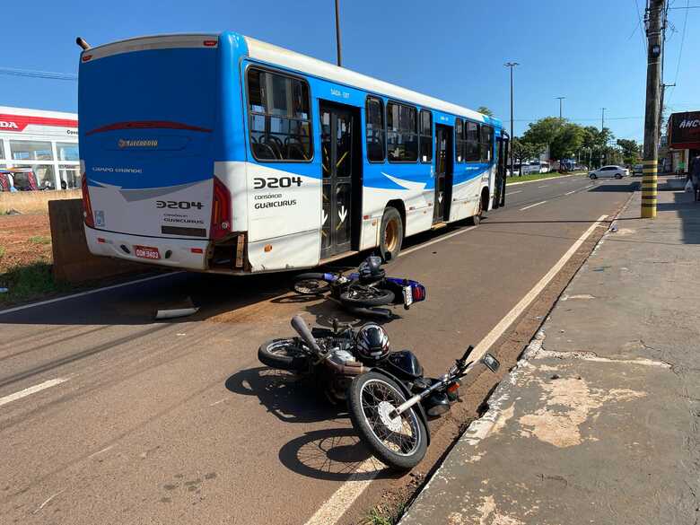 Três ficam feridos durante acidente envolvendo motos e ônibus na Gunter Hans