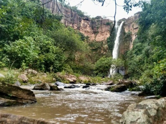 Jovem cai em “poço” de cachoeira e some em Rio Negro