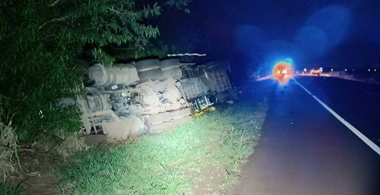 Motorista perde controle e tomba carreta na BR-163, em Rio Brilhante