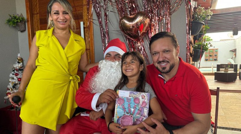 Lucas de Lima entrega presentes de Natal em bairros da capital