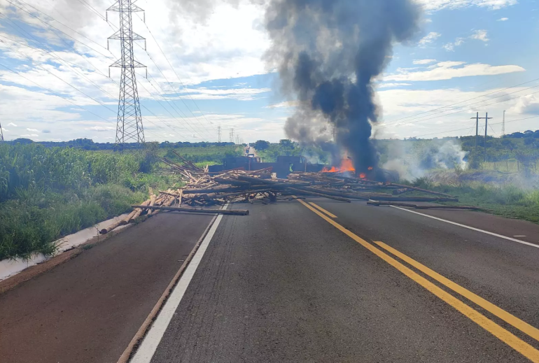 Motorista morre ao bater de frente com carreta na BR-262, em Três Lagoas