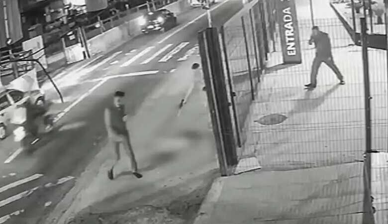 Cachorro é morto com dez tiros em frente a ponto de ônibus em SP