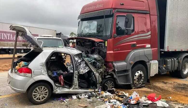 Seis pessoas da mesma família e um cachorro morrem em batida entre carro e carreta