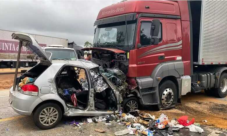 Seis pessoas da mesma família e um cachorro morrem em batida entre carro e carreta
