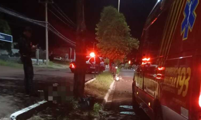 Motociclista morre ao colidir com árvore em avenida de Corumbá