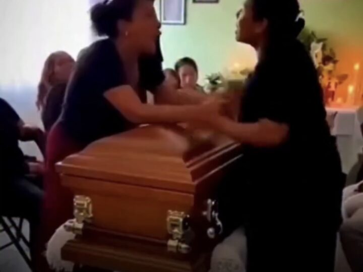 Duas mulheres descobrem relacionamento com o mesmo homem durante velório e brigam ao lado do caixão no México