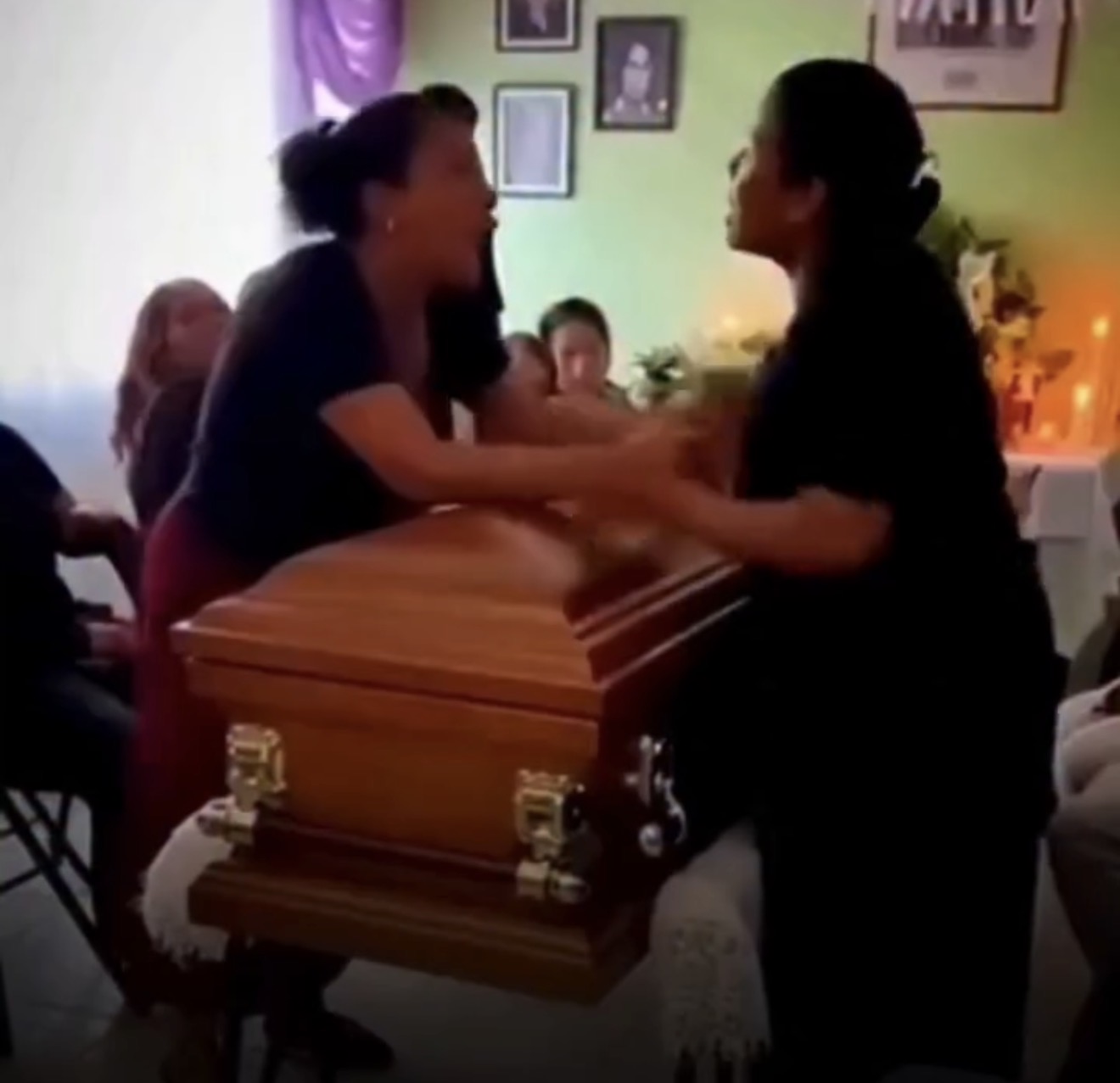 Duas mulheres descobrem relacionamento com o mesmo homem durante velório e brigam ao lado do caixão no México