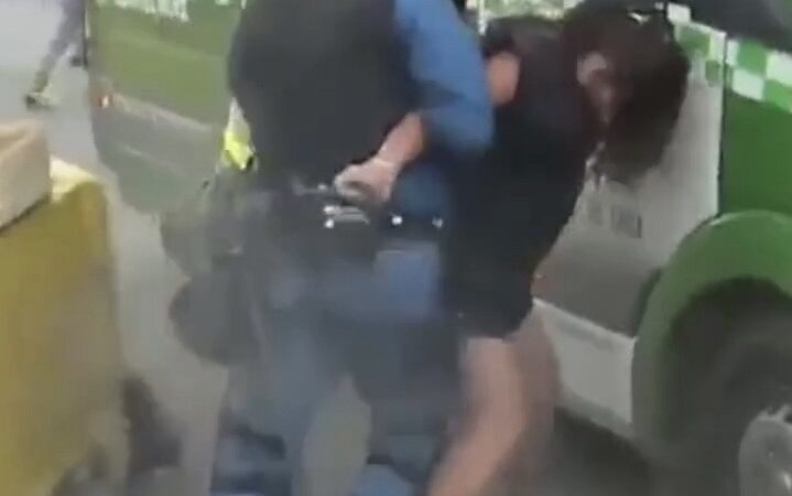 Mulher toma arma de policial e atira em agente