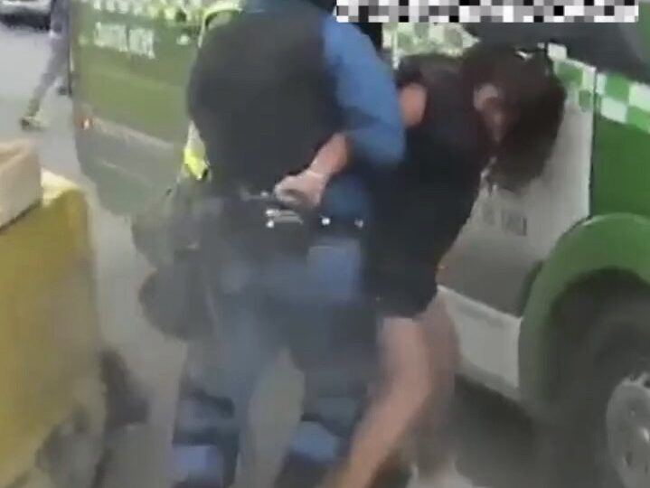 Mulher toma arma de policial e atira em agente