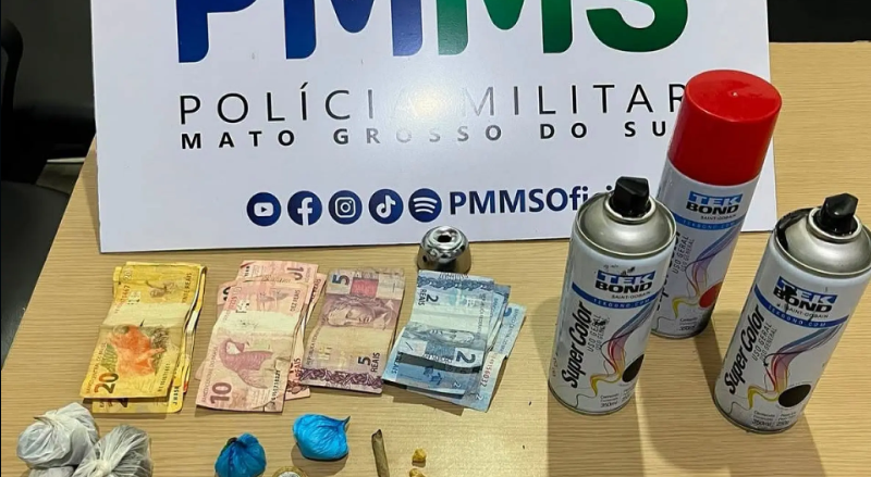 Dupla é presa após pichar apologia a facção e guardar drogas em MS