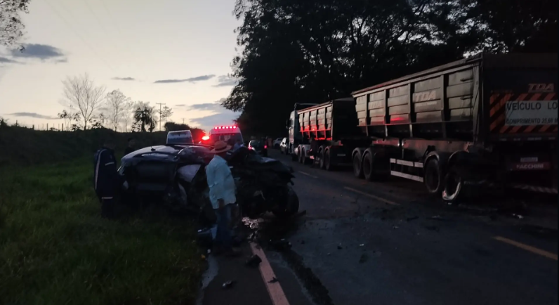 Empresária morre após colidir carro na traseira de bitrem na MS-475